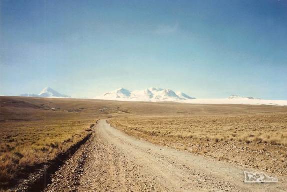 A estrada que leva ao monte Chacaltaya, perto de La Paz, na Bolívia (viagem de Julho de 1990)